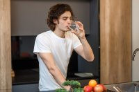 5 redenen waarom je direct water moet drinken na het opstaan