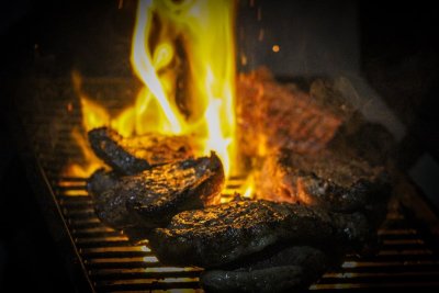 Deze infraroodgrill schroeit je steak in 3 minuten dicht